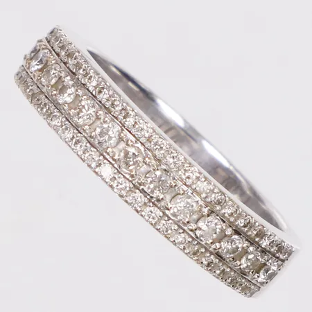 Ring, diamanter 0,40ctv enligt gravyr, stl 15½, bredd 3,9-4,2mm, vitguld, gravyr, 18K  Vikt: 4,4 g
