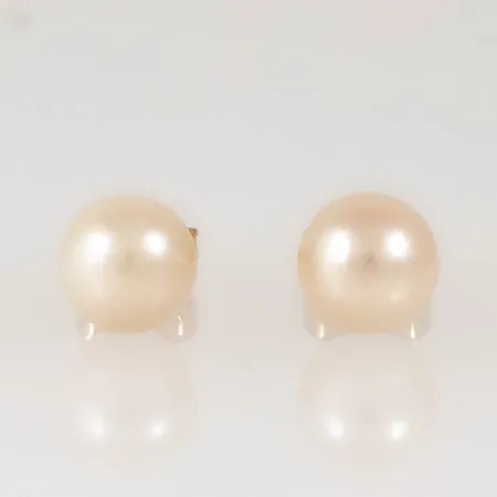 Örhängen i 18K guld med 7,6 mm´s odlade pärlor. De väger 2,1g.