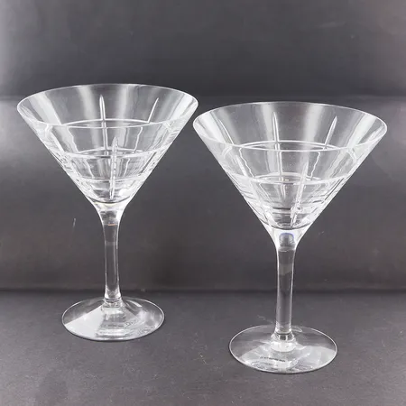 2 martiniglas, Orrefors, modell Street, formgiven av Jan Johansson, 25cl, kristallglas, höjd 150mm, bredd 118mm, etikettmärkta Skickas med postpaket.