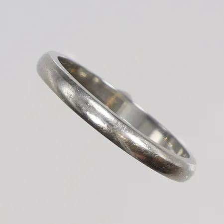 Ring i vitguld stl 18½ bredd 2mm, gravyr 18K Vikt: 3,4 g