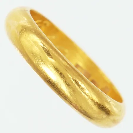 Ring, slät, stl: 17, bredd 4mm, gravyr, 23K.  Vikt: 6 g