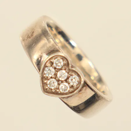 Ring med stenar, stl 18¾, bredd ca 8,5mm, 925/1000 silver Vikt: 10,4 g