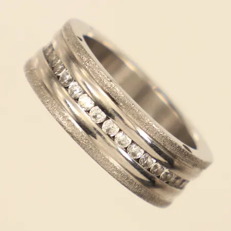 Ring med stenar, stl 19¼, bredd 8mm, Edblad, stål 