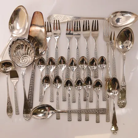 Diverse silverbestick, olika modellar, 830/1000 silver, 561,8g.