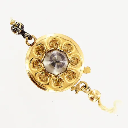 Lås, sten, Ø13mm, bredd 17mm, dobbar i metall, trådbitar, 18K. Bruttovikt: 3,1gram.  Vikt: 3,1 g