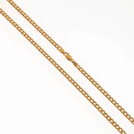 Kedja kantslipad pansar i 18K guld. Den är 46 cm lång, 4,4 mm bred och väger 19,1g. Karbinhake. 