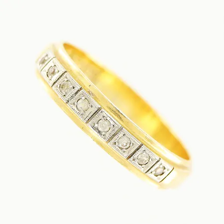Ring, vita stenar, stl 18¾, bredd 4mm, vit/gulguld, slitage på stenar, 18K.  Vikt: 3,9 g