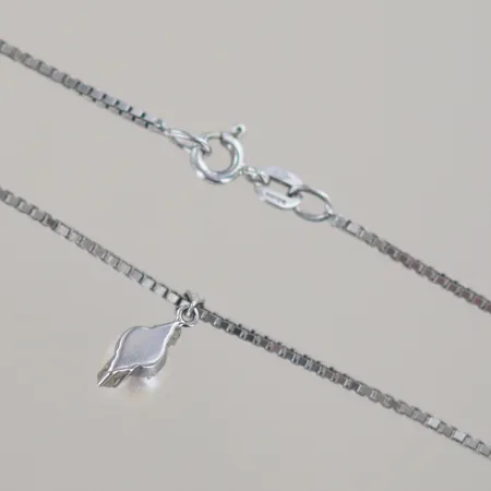 Halskedja venezia med hänge med 2 diamanter ct  och pärla. Längd 42cm bredd 6 mm, hängets längd 1,5 cm, 18k Vikt: 5,2 g