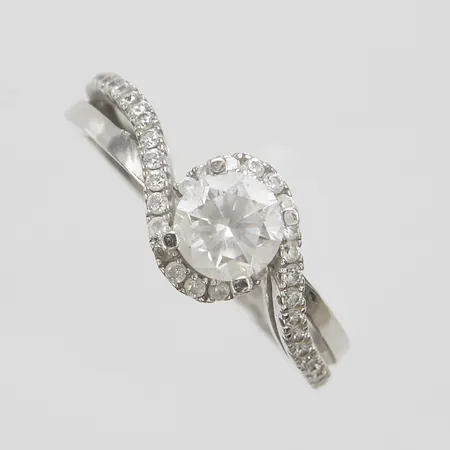 Ring, vita stenar, stl 16, bredd 1,5-7,5mm, vitguld, bör omrodieras, ostämplad, 18K Vikt: 2,6 g