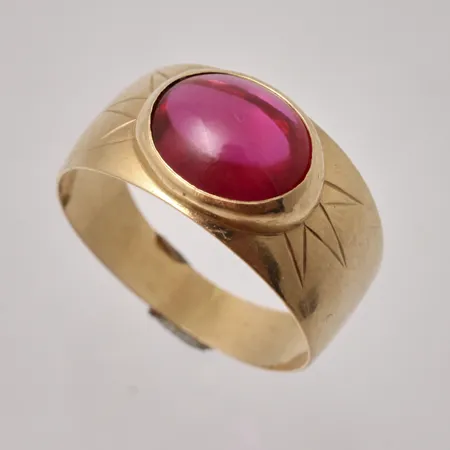 Ring i 18K guld, stl 17½, bredd 3,8-9,4mm, 1st röd sten, mått 8x9,7mm, bruttovikt 2,5g, ca nettovikt 1,5g.