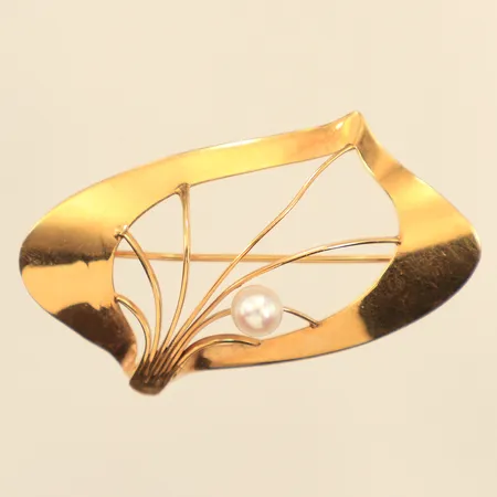 Brosch med odlad pärla, längd 23mm, bredd 45mm, Svedboms Guldsmeds Ab Hov 1966, 18K  Vikt: 4,6 g