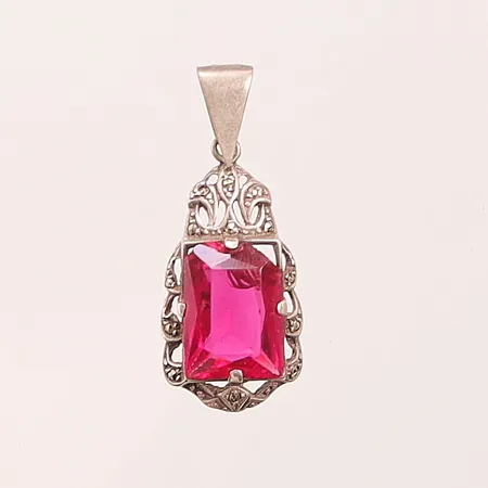 Hänge med markasiter samt skadad rosa sten, 35x15mm, ostämplat silver, 3,5g.
