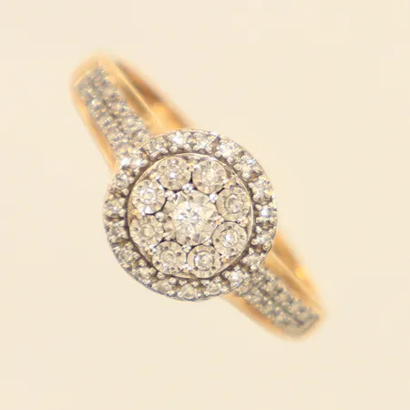 Ring, diamanter 1xca0,02 ca 47xca0,005ct, stl 17½, bredd 2-9,3mm, GHA, 18K Vikt: 2 g