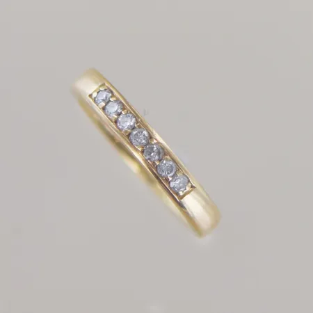 Ring med diamanter 7 x 0,01ct, Ø 15½ mm, bredd 3 mm, graverad, 18K Vikt: 3,5 g