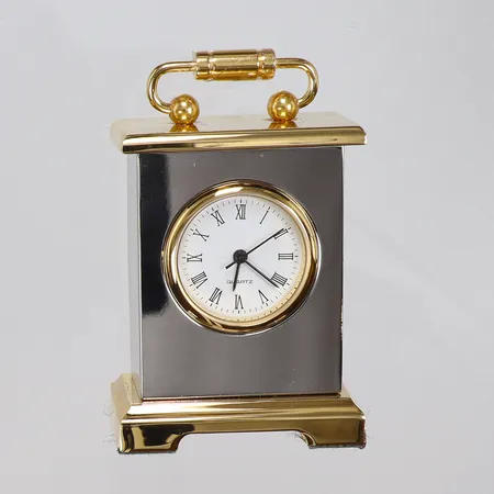 Miniatyrsbordsur höjd 5,4cm, metall, quartz (går ej, troligen batteribyte), med etui 