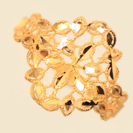 Ring med genombruten dekor, stl 18¾, bredd 1,6-15,5mm, 21K  Vikt: 1,2 g