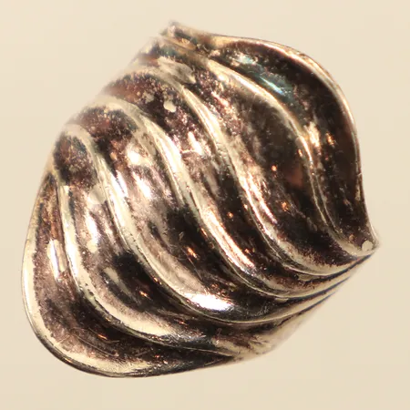Ring, stl 18½, bredd 8,5-28,5mm, skev, 925/1000 silver  Vikt: 9 g