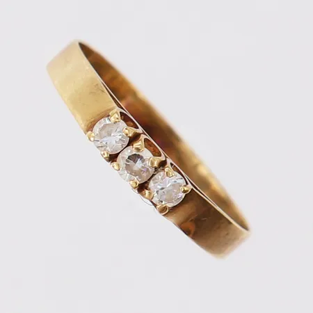 Ring med vita stenar, stl: 17¼, bredd 3mm, 18K.  Vikt: 1,3 g