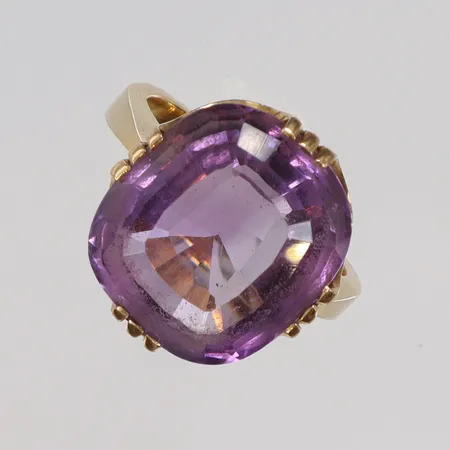 Ring med slipad lila sten, troligen amtetist, stl 15¾ bredd 2-17mm, otydlig tillverkarstämpel men årstämplad för år 1961, 18K Vikt: 9,2 g