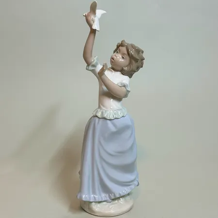 Porslinsfigur, LLadro, flicka med duva, höjd 26cm, märkt B-27E Skickas med postpaket.