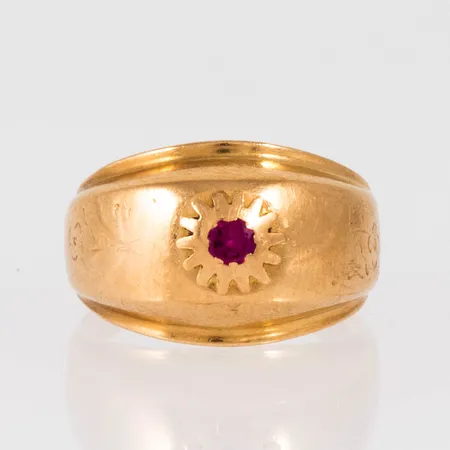 Kupad ring i 18K guld med en knallröd sten. Den är 2,5 - 10,8 mm bred, är i storlek 15¼ och väger 2,0g. 