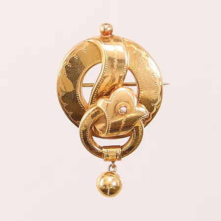 Brosch, ciselered dekor med en fröpärla, 45x27mm, G. Dahlgren & Co Ab, Malmö år 1919, 18K, 5,1g Vikt: 5,1 g