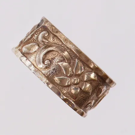 Ring med dekor, stl: 17¾, bredd 9,5mm, silver 830/1000.  Vikt: 4,8 g