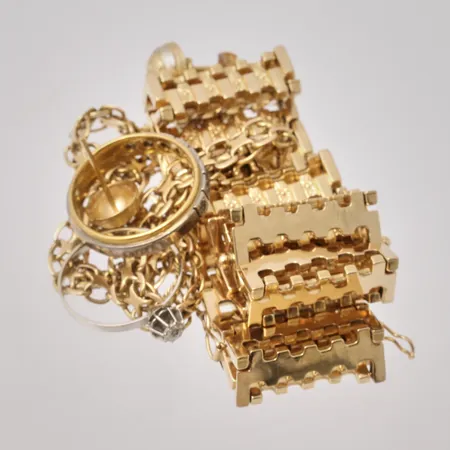 Diverse defekt guld, 18K, vikt 50,45g.