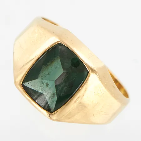 Klackring med grön sten, stl 17¾, bredd 4-12mm, Hedbergs Guld i Dalsjöfors år 1965, skev, 18K Vikt: 4,4 g