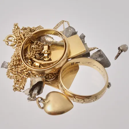 Diverse defekt guld, 18K, vikt 36,73g.