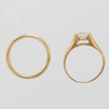 Två ringar, lös sten, buckliga, defekta, 14K Vikt: 7,8 g