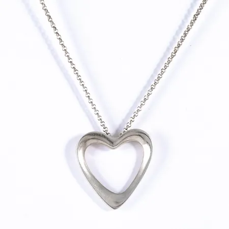 Georg Jensen: hänge "årshjärta 2014" med tillhörande kedja i silver. Design Sebastian Holmbäck och Ulrik Nordentoft. Hänget är 22 x 21,7 mm. Kedjan är 1,5 mm bred och har ställbar längd 42 / 44 / 45 cm. Karbinhake. 6,7g 925/1000. Originalask.