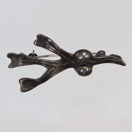 Brosch i form av tång, 4x50mm, BHN (Firma Birgitta Birgitta Holmgren / Smedja Argentum), Göteborg, silver 925/1000 Vikt: 4,9 g