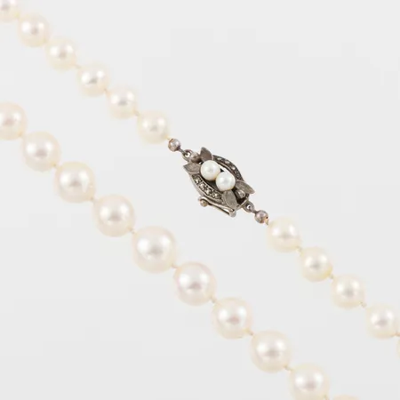 Collier odlade pärlor, längd ca 68 cm, pärlornas diameter ca 8.3 mm, silverlås. Vikt: 0 g