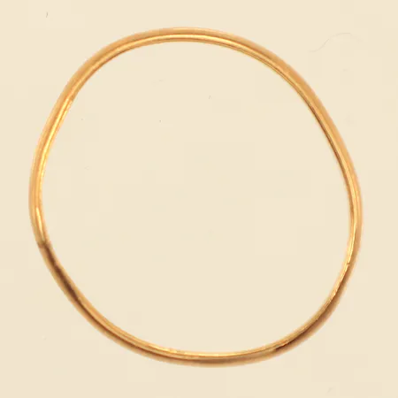 Ring slät, stl 18¾, bredd 2,5mm, skev, 18K  Vikt: 1,8 g
