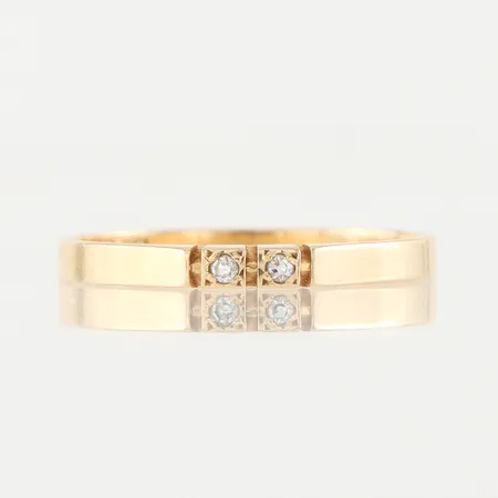 Ring med 2 st små diamanter, Kaplan Stockholm, storlek 16 mm, bredd ca 2 mm, 18k. Vikt: 1,1 g