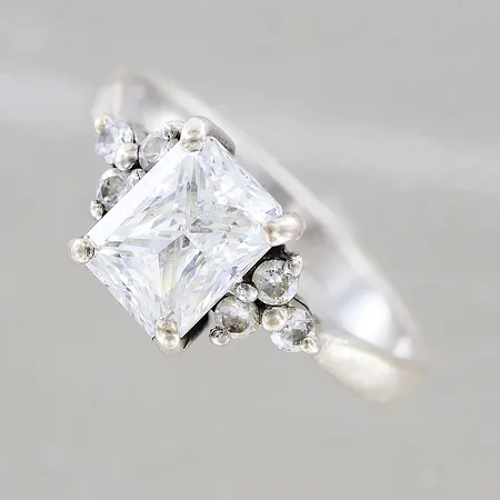 Ring, vita stenar, stl 16½, bredd 2-8mm, 925/1000 silver  Vikt: 3,8 g