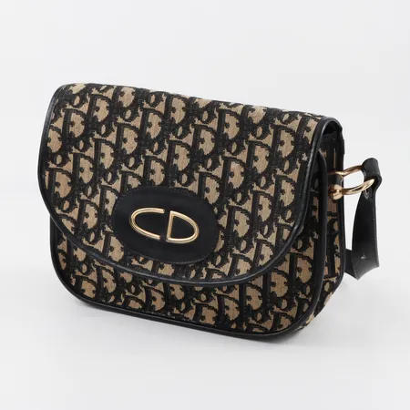 Väska Dior, längd ca 22 cm, knappen fungerar inte.