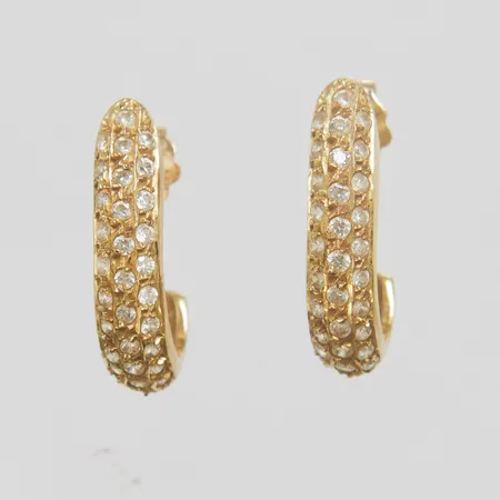 Ett par örhängen, vita stenar, längd ca 19,5mm, bredd 5mm, skeva stift, slitage, 14K Vikt: 3,4 g