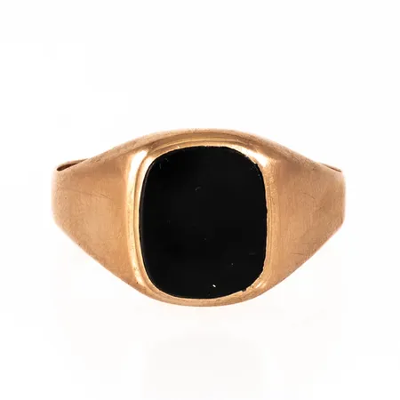 Klackring i 18K guld med svart sten (repig). Den är 3,1 - 13,5 mm bred, är i storlek 20¾ och väger 3,5g. Ojämn skena.