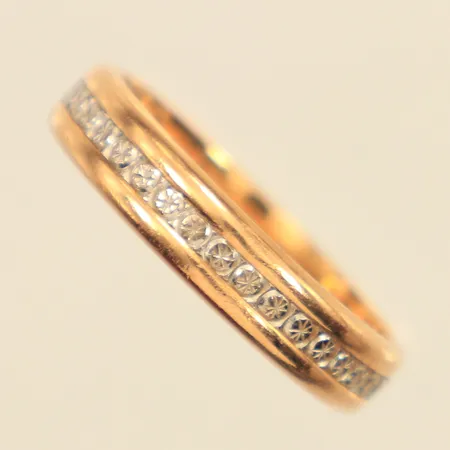 Ring, tvåtonad, stl 19, bredd ca 4,4mm, gravyr, 18K Vikt: 5,1 g