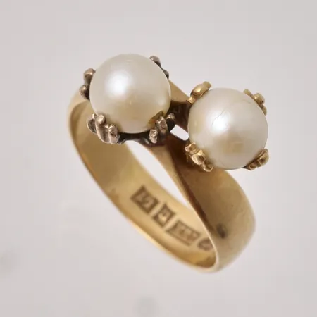Ring i 18K guld, stl 16½, bredd 4,6-12mm, 2st pärlor, mått Ø6,1mm, vikt 5,02g.