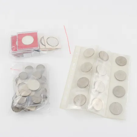 Cirkulationsmynt 87 st totalvikt med plastfickor 785 gram + 4 st 50 kronor 1976 + 5 st 50 kronor 1975, 200 kronor 1 st 1980.  Vikt: 785 g Skickas med postpaket.