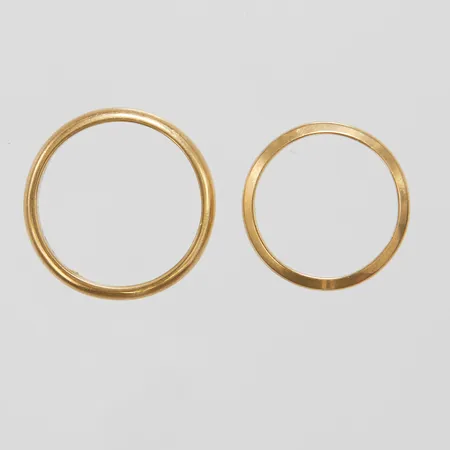 Två ringar, gravyrer, 18K Vikt: 8,9 g