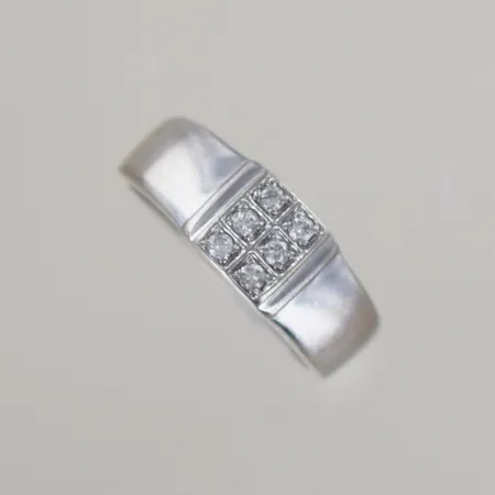 Ring med diamanter 6x0,02ct, Ø15 mm bredd 6,4 mm, vitguld 18k Vikt: 2,7 g
