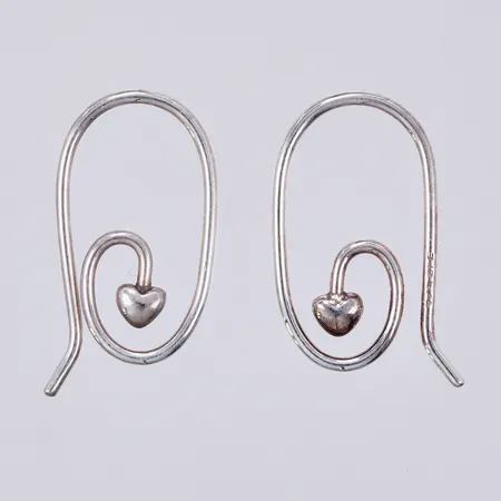 Ett par örhängen, hjärta, längd: ca 1,6cm, bredd: ca 1mm, Pandora, 925/1000, silver Vikt: 0,9 g