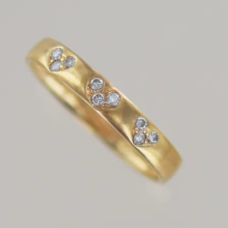 Ring slät med diamanter 0,18ct, Ø 20,5 mm B 3,7 mm, 18k graverad Vikt: 4,2 g