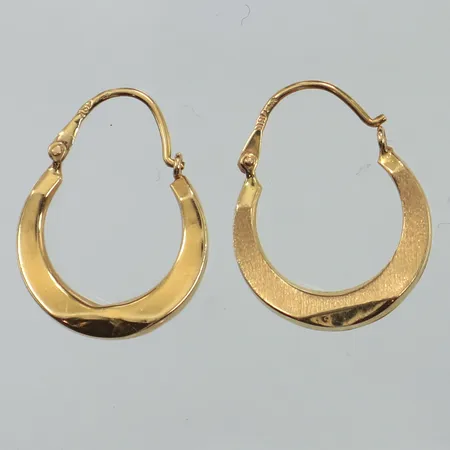 Ett par örhängen, Ø15,9mm, buckliga, 18K  Vikt: 1,3 g