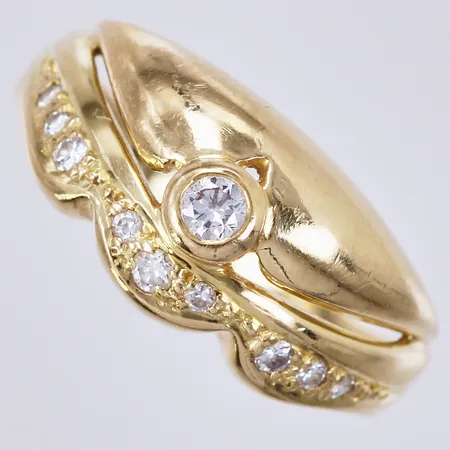 Ring med diamanter ca totalt 0,18ct enligt gravyr, stl: 16, bredd ca: 3-8mm, Svensk importstämpel, 18K Vikt: 5,6 g