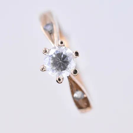 -ring med vita stenar, stl 17½, bredd 2-7 mm, 14K. Vikt: 2,3 g